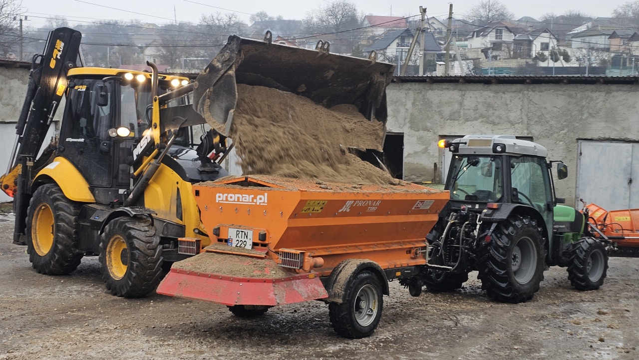 Ghețuș pe drumuri și trotuare: intervenții în desfășurare la Ialoveni 3 ghetus ialoveni 2026 3