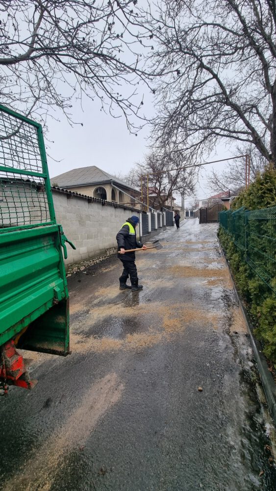 Ghețuș pe drumuri și trotuare: intervenții în desfășurare la Ialoveni 6 ghetus ialoveni 2026 6