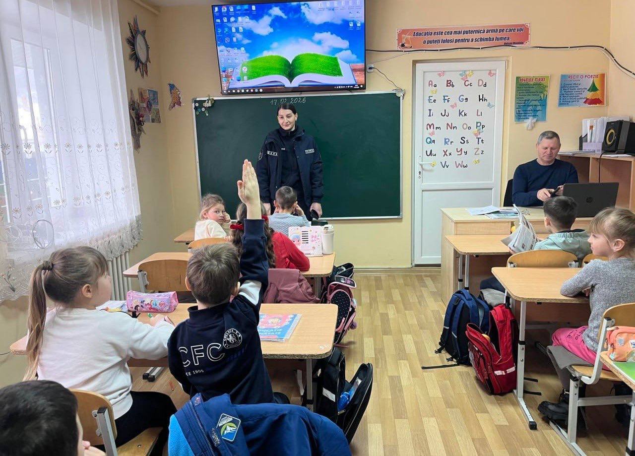 Polițiștii din Ialoveni îi învață pe elevi cum să se protejeze în mediul online 1 elevi protectie online ialoveni 1