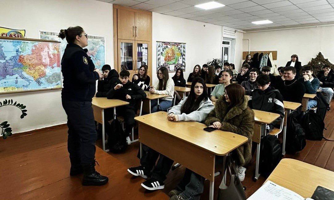 Polițiștii din Ialoveni îi învață pe elevi cum să se protejeze în mediul online 2 elevi protectie online ialoveni 2
