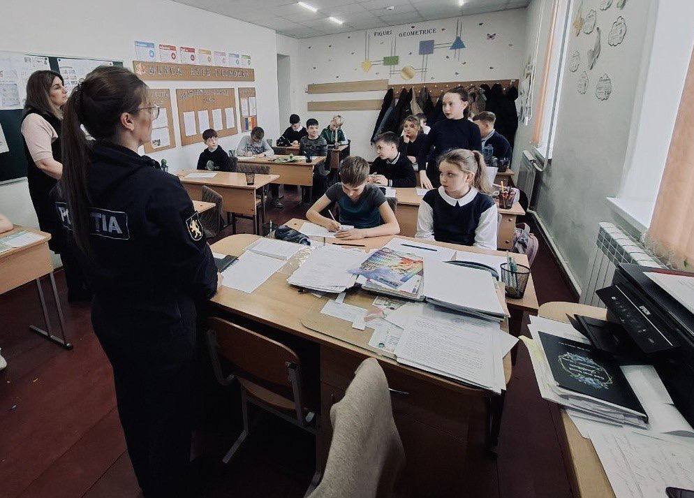 Polițiștii din Ialoveni îi învață pe elevi cum să se protejeze în mediul online 3 elevi protectie online ialoveni 3