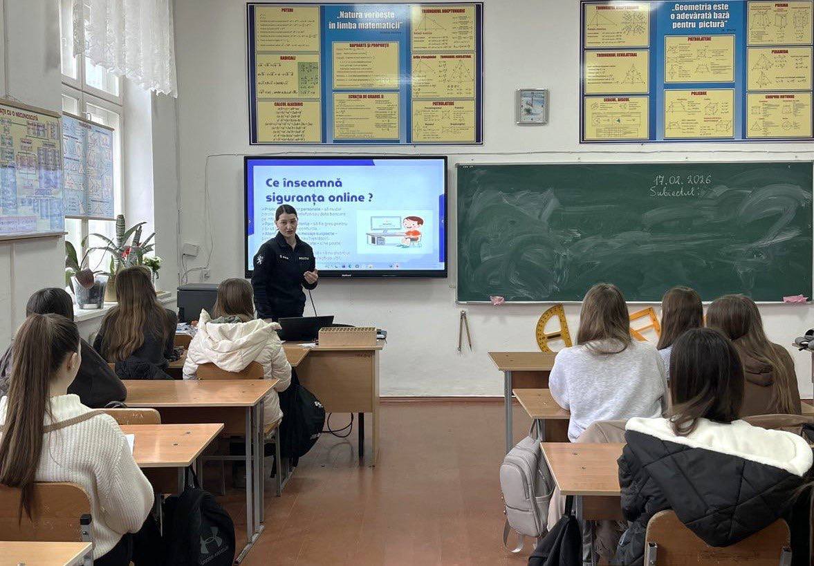 Polițiștii din Ialoveni îi învață pe elevi cum să se protejeze în mediul online 4 elevi protectie online ialoveni 4