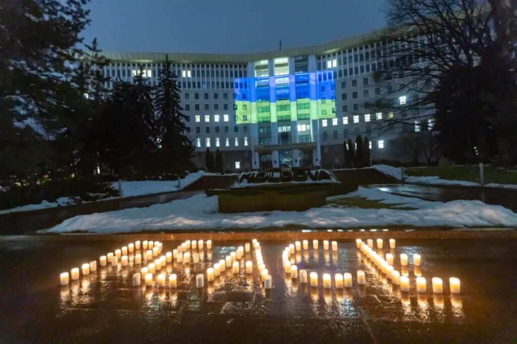 Lumânări pentru pace: Parlamentul, iluminat în culorile Ucrainei la patru ani de război 1 photo 2026 02 23 20 17 34 1024x682 1