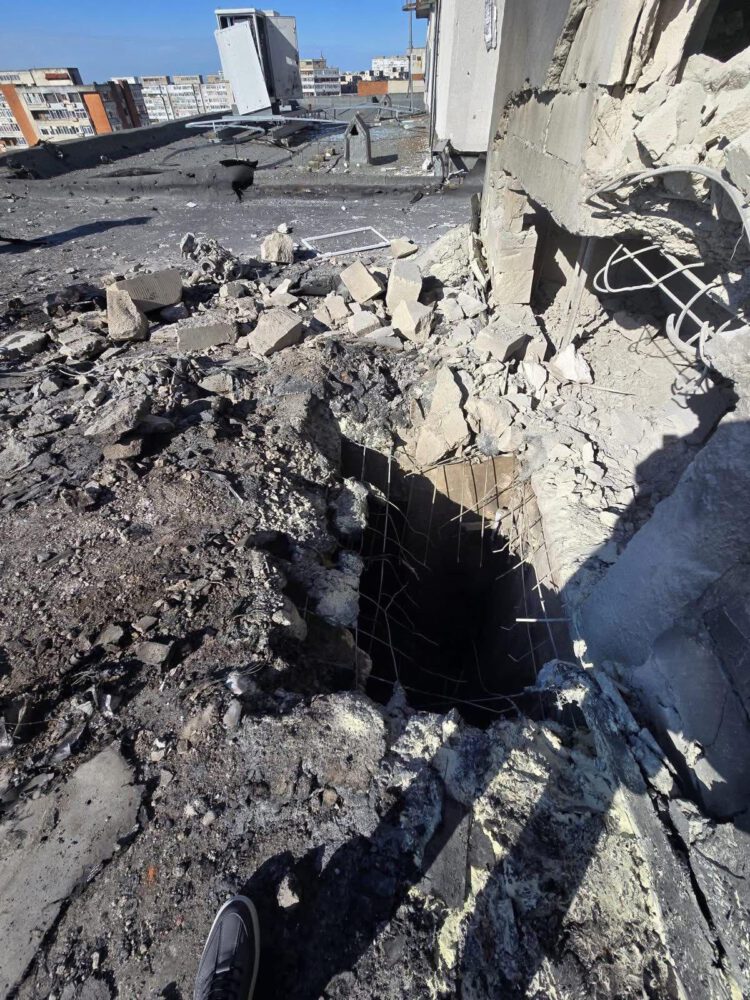 Două persoane rănite la Galați, în România, după explozia unei drone care a lovit un bloc locativ 6 1780046796252 img 2