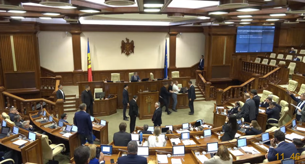 Îmbrânceli în Parlament: primarul Chișinăului, Ion Ceban, scos din sala de plen de ofițerii SPPS 1 captura de ecran 2026 05 28 120929 1024x550 1