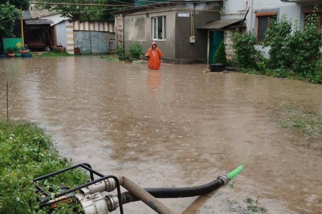 Drumuri distruse și gospodării inundate după viiturile care au lovit comuna Gangura 1 gangura inundatii 1024x683 1