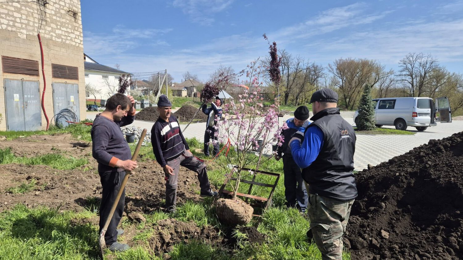 Comuna Măgurele continuă să investească în amenajarea parcului din centrul satului Răzeni 3 672002213 35867417622845432 8438361338266625493 n