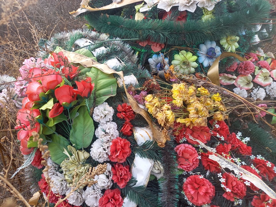 Ministerul Mediului propune interzicerea plasării pe piață a coroanelor și ornamentelor funerare din plastic 1 coroane din plastic 4