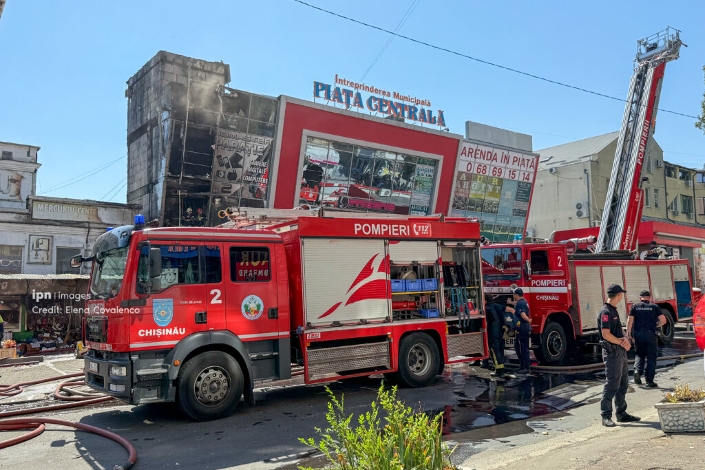 Incendiu la Piața Centrală din Chișinău. Flăcările au cuprins fațada și mansarda unei clădiri 1 incendiu piata centrala 1024x683 1
