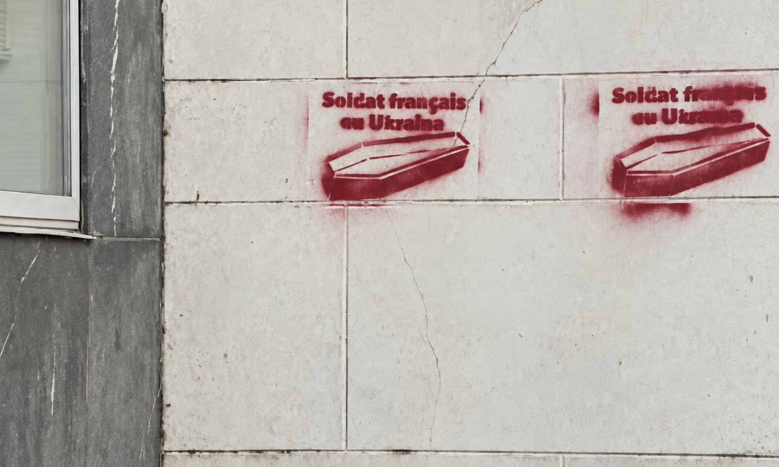 Cetățean moldovean, acuzat că a coordonat graffiti-uri anti-Ucraina la Paris pentru Rusia, arestat la Iași după ce a fost prins la frontiera cu Moldova 1 infractor moldova franta