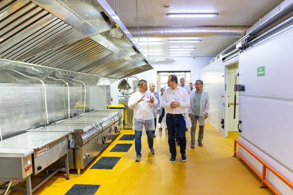 Vasile Tofan: Produsele fabricate în Moldova sunt competitive, iar statul trebuie să sprijine companiile 1 premierul tofan discutii cu antreprenorii 1024x683 1