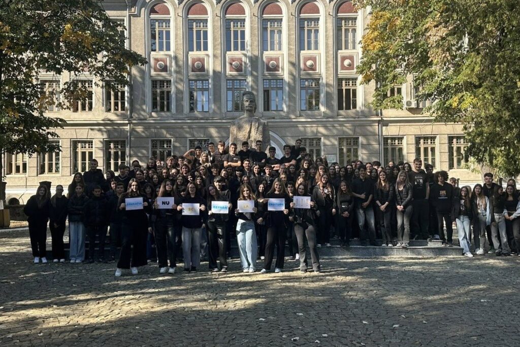 Mii de elevi din România, în haine negre la școală, în semn de protest față de proiectul de lege privind uniforma obligatorie 1 protest elevii romani 1024x683 1