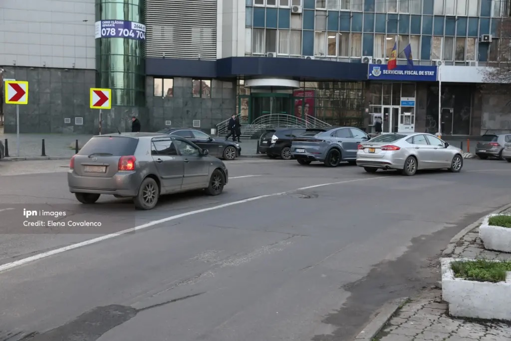 Taxa pentru folosirea drumurilor se achită anual, chiar dacă inspecția tehnică e valabilă doi ani 1 trafic rutier trafic aglomerat circulatie in oras masini bulevard 0q8a2859 ipn.md scaled 1024x683 1